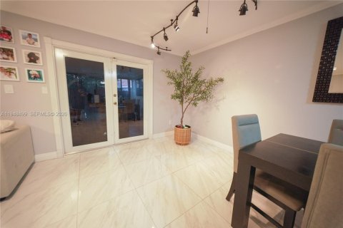 Casa en venta en Hialeah, Florida, 4 dormitorios, 193.79 m2 № 2004422 - foto 13