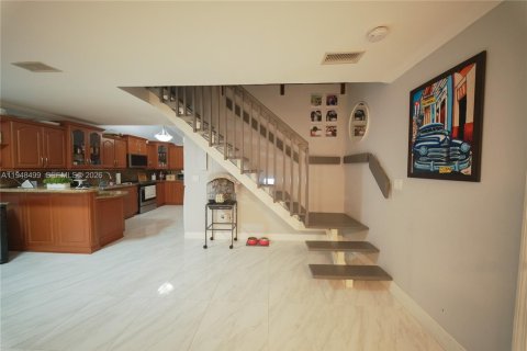 Casa en venta en Hialeah, Florida, 4 dormitorios, 193.79 m2 № 2004422 - foto 11