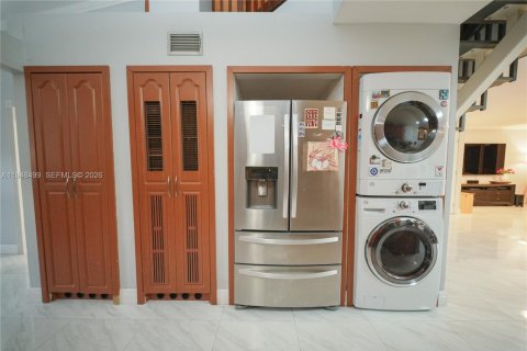 Casa en venta en Hialeah, Florida, 4 dormitorios, 193.79 m2 № 2004422 - foto 8