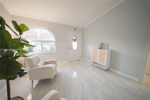 Casa en venta en Hialeah, Florida, 4 dormitorios, 193.79 m2 № 2004422 - foto 4