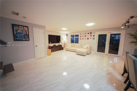 Casa en venta en Hialeah, Florida, 4 dormitorios, 193.79 m2 № 2004422 - foto 16