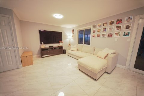 Casa en venta en Hialeah, Florida, 4 dormitorios, 193.79 m2 № 2004422 - foto 14