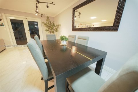 Casa en venta en Hialeah, Florida, 4 dormitorios, 193.79 m2 № 2004422 - foto 17