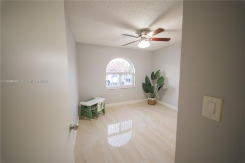 Casa en venta en Hialeah, Florida, 4 dormitorios, 193.79 m2 № 2004422 - foto 18