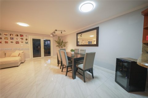 Casa en venta en Hialeah, Florida, 4 dormitorios, 193.79 m2 № 2004422 - foto 15