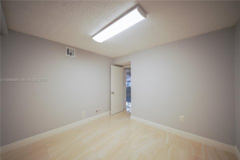 Casa en venta en Hialeah, Florida, 4 dormitorios, 193.79 m2 № 2004422 - foto 22