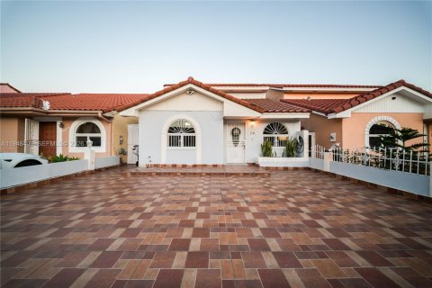 Casa en venta en Hialeah, Florida, 4 dormitorios, 193.79 m2 № 2004422 - foto 1