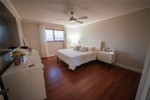 Casa en venta en Hialeah, Florida, 4 dormitorios, 193.79 m2 № 2004422 - foto 28