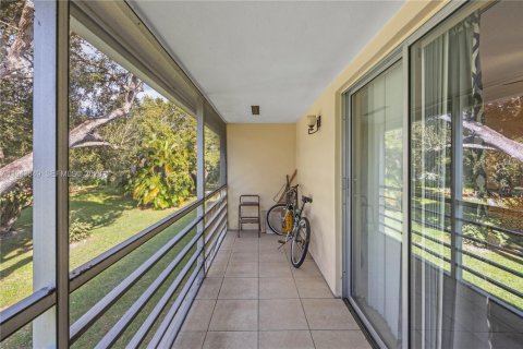 Condo in Deerfield Beach, Florida, 1 bedroom  № 2000248 - photo 18