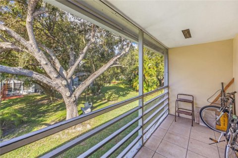 Condo in Deerfield Beach, Florida, 1 bedroom  № 2000248 - photo 20