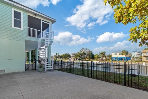 House in Hernando Beach, Florida 4 bedrooms, 233.37 sq.m. № 1557415 - photo 16