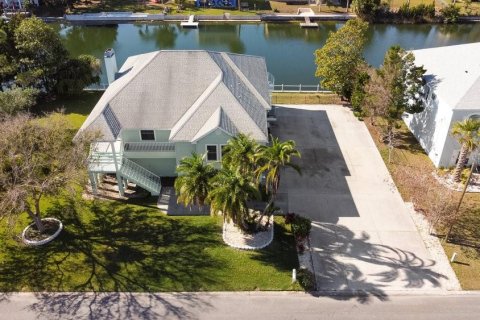 House in Hernando Beach, Florida 4 bedrooms, 233.37 sq.m. № 1557415 - photo 1