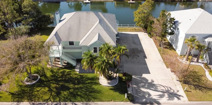 House in Hernando Beach, Florida 4 bedrooms, 233.37 sq.m. № 1557415