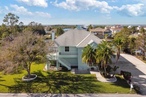 House in Hernando Beach, Florida 4 bedrooms, 233.37 sq.m. № 1557415 - photo 3