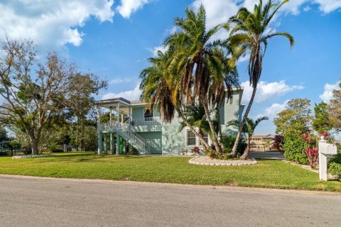 House in Hernando Beach, Florida 4 bedrooms, 233.37 sq.m. № 1557415 - photo 12