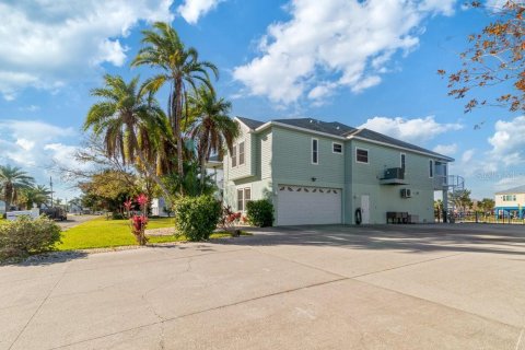 House in Hernando Beach, Florida 4 bedrooms, 233.37 sq.m. № 1557415 - photo 14