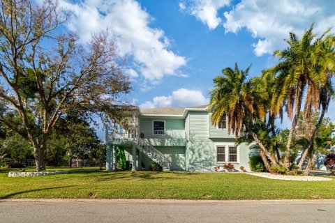 House in Hernando Beach, Florida 4 bedrooms, 233.37 sq.m. № 1557415 - photo 11