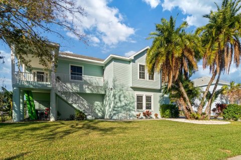 House in Hernando Beach, Florida 4 bedrooms, 233.37 sq.m. № 1557415 - photo 8