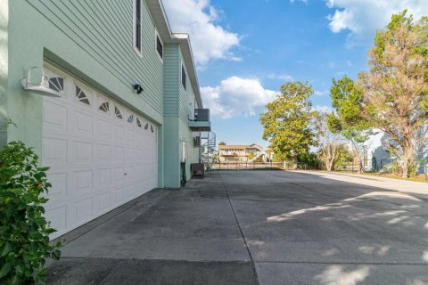 House in Hernando Beach, Florida 4 bedrooms, 233.37 sq.m. № 1557415 - photo 15