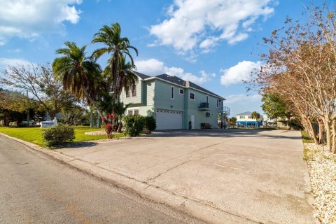 House in Hernando Beach, Florida 4 bedrooms, 233.37 sq.m. № 1557415 - photo 13
