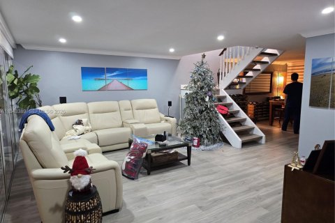 Adosado en Miami, Florida 3 dormitorios, 157.93 m2 № 2054230