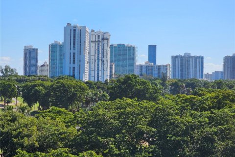 Condo in Aventura, Florida, 1 bedroom  № 1973016 - photo 2