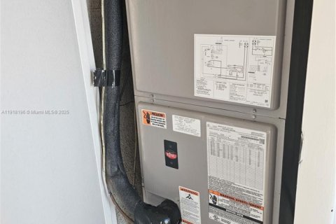 Condo in Aventura, Florida, 1 bedroom  № 1973016 - photo 10