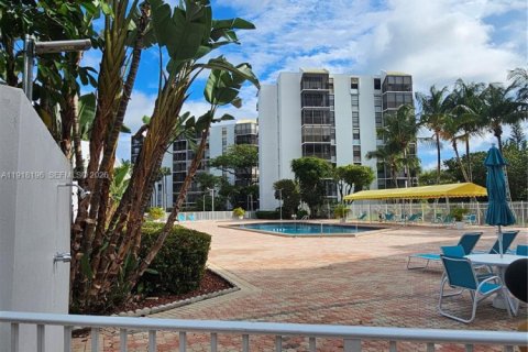 Condo in Aventura, Florida, 1 bedroom  № 1973016 - photo 13