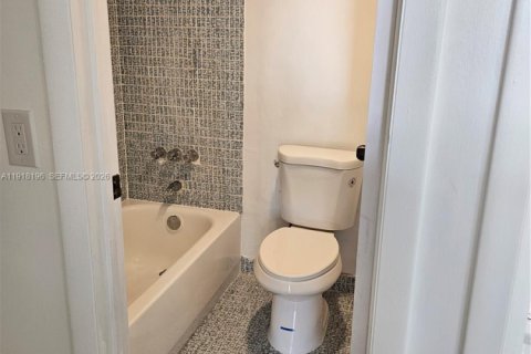 Condo in Aventura, Florida, 1 bedroom  № 1973016 - photo 23