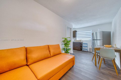 Casa en alquiler en Miami, Florida, 1 dormitorio, 41.81 m2 № 1998148 - foto 1