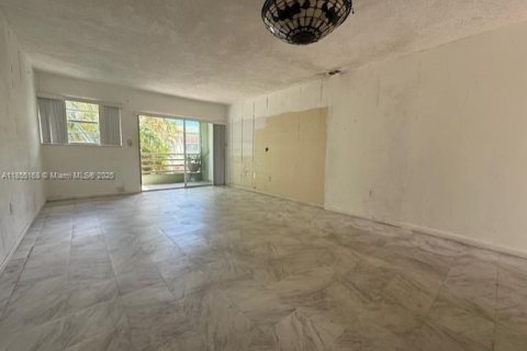 Condo in Miami, Florida, 2 bedrooms  № 1875035 - photo 7