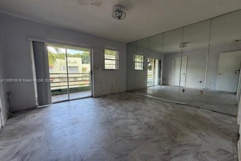 Condo in Miami, Florida, 2 bedrooms  № 1875035 - photo 11