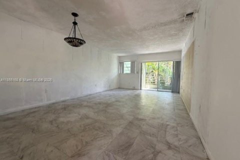 Condo in Miami, Florida, 2 bedrooms  № 1875035 - photo 6