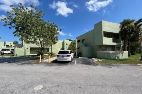 Condo in Miami, Florida, 2 bedrooms  № 1875035 - photo 1