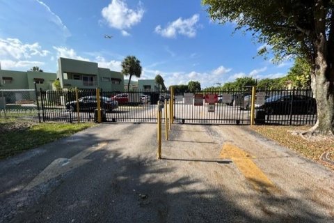 Condo in Miami, Florida, 2 bedrooms  № 1875035 - photo 3