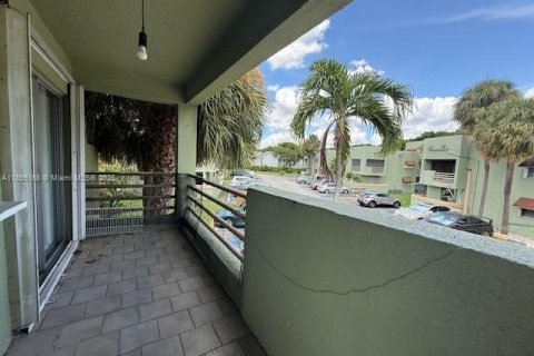 Condo in Miami, Florida, 2 bedrooms  № 1875035 - photo 15