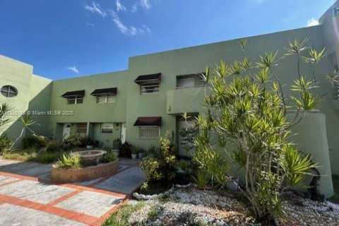 Condo in Miami, Florida, 2 bedrooms  № 1875035 - photo 2