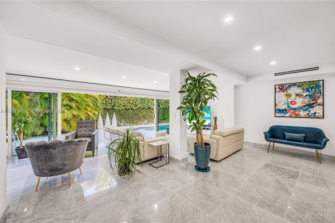 House in Miami Beach, Florida 4 bedrooms, 317.54 sq.m. № 2062436 - photo 22