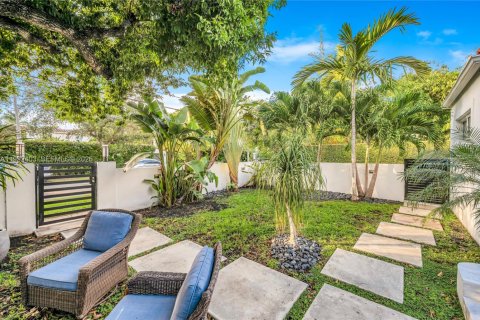 House in Miami Beach, Florida 4 bedrooms, 317.54 sq.m. № 2062436 - photo 21