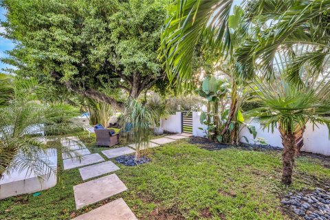 House in Miami Beach, Florida 4 bedrooms, 317.54 sq.m. № 2062436 - photo 18