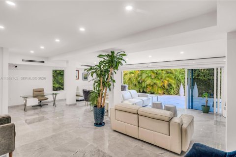 House in Miami Beach, Florida 4 bedrooms, 317.54 sq.m. № 2062436 - photo 28