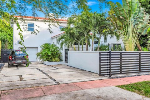 House in Miami Beach, Florida 4 bedrooms, 317.54 sq.m. № 2062436 - photo 9