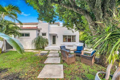 House in Miami Beach, Florida 4 bedrooms, 317.54 sq.m. № 2062436 - photo 13