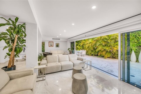 House in Miami Beach, Florida 4 bedrooms, 317.54 sq.m. № 2062436 - photo 26