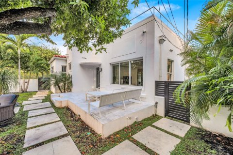 House in Miami Beach, Florida 4 bedrooms, 317.54 sq.m. № 2062436 - photo 20