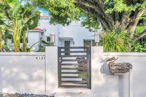 House in Miami Beach, Florida 4 bedrooms, 317.54 sq.m. № 2062436 - photo 12