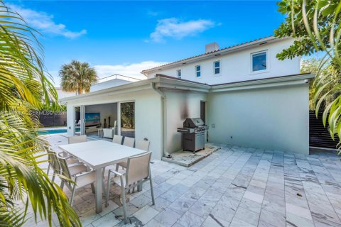 House in Miami Beach, Florida 4 bedrooms, 317.54 sq.m. № 2062436 - photo 5