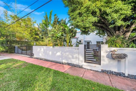 House in Miami Beach, Florida 4 bedrooms, 317.54 sq.m. № 2062436 - photo 11