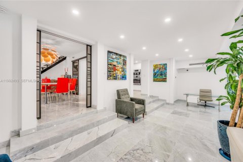 House in Miami Beach, Florida 4 bedrooms, 317.54 sq.m. № 2062436 - photo 30