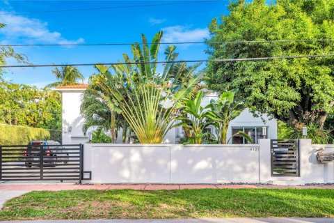 House in Miami Beach, Florida 4 bedrooms, 317.54 sq.m. № 2062436 - photo 10